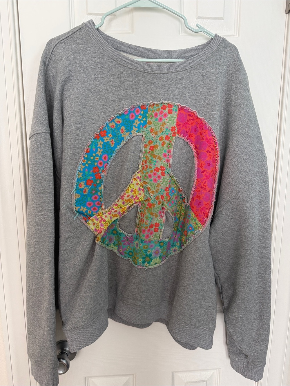 Natural Life Women's oversize Sweatshirt with Peace Appliqué